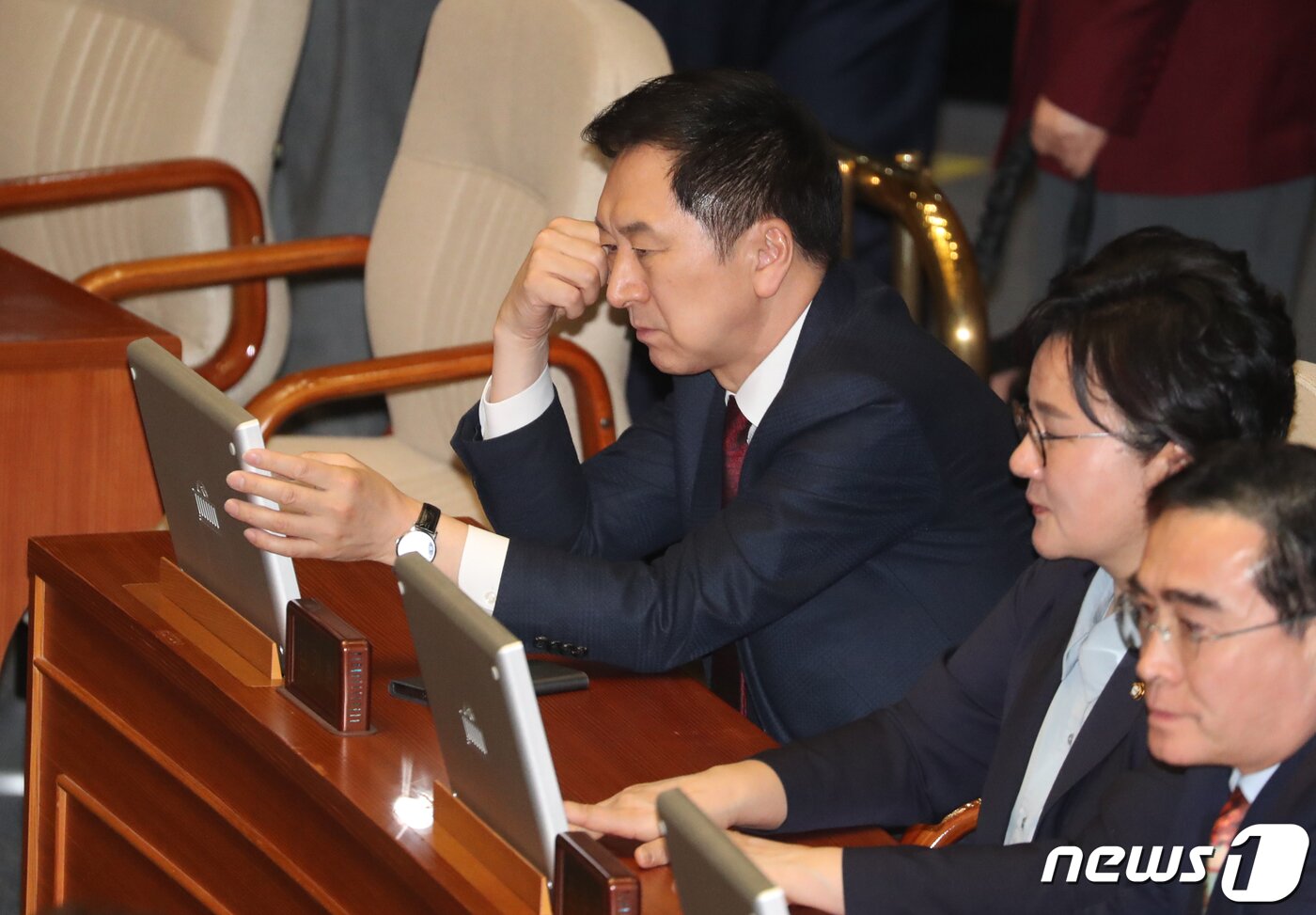 본문 이미지 - 김기현 국민의힘 대표가 10일 서울 여의도 국회 본회의장에서 열린 제405회 국회(임시회) 제1차 국회의원 선거제도 개선에 관한 결의안 심사를 위한 전원회의에서 모니터를 보고 있다.2023.4.10/뉴스1 ⓒ News1 송원영 기자