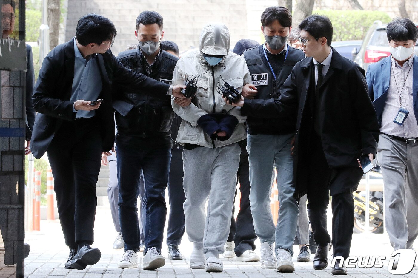 본문 이미지 - 서울 강남구 학원가에 퍼진 '마약 음료' 사건 관련 번호조작 혐의를 받고 있는 30대 남성 김모씨가 10일 오후 서초구 서울중앙지방법원에서 열린 구속 전 피의자심문(영장실질심사)에 출석하고 있다. 2023.4.10/뉴스1 ⓒ News1 박세연 기자