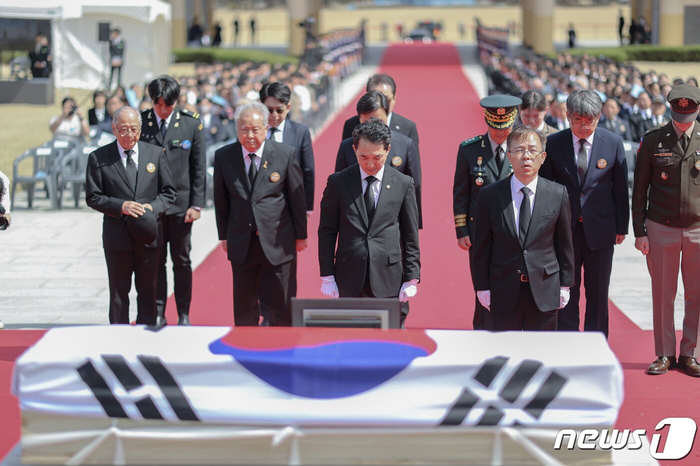 본문 이미지 - 박민식 국가보훈처장이 10일 오후 국립대전현충원에서 열린 순국 100년 황기환 애국지사 유해봉환식에서 참석자들과 묵념하고 있다. (국가보훈처 제공) 2023.4.10/뉴스1