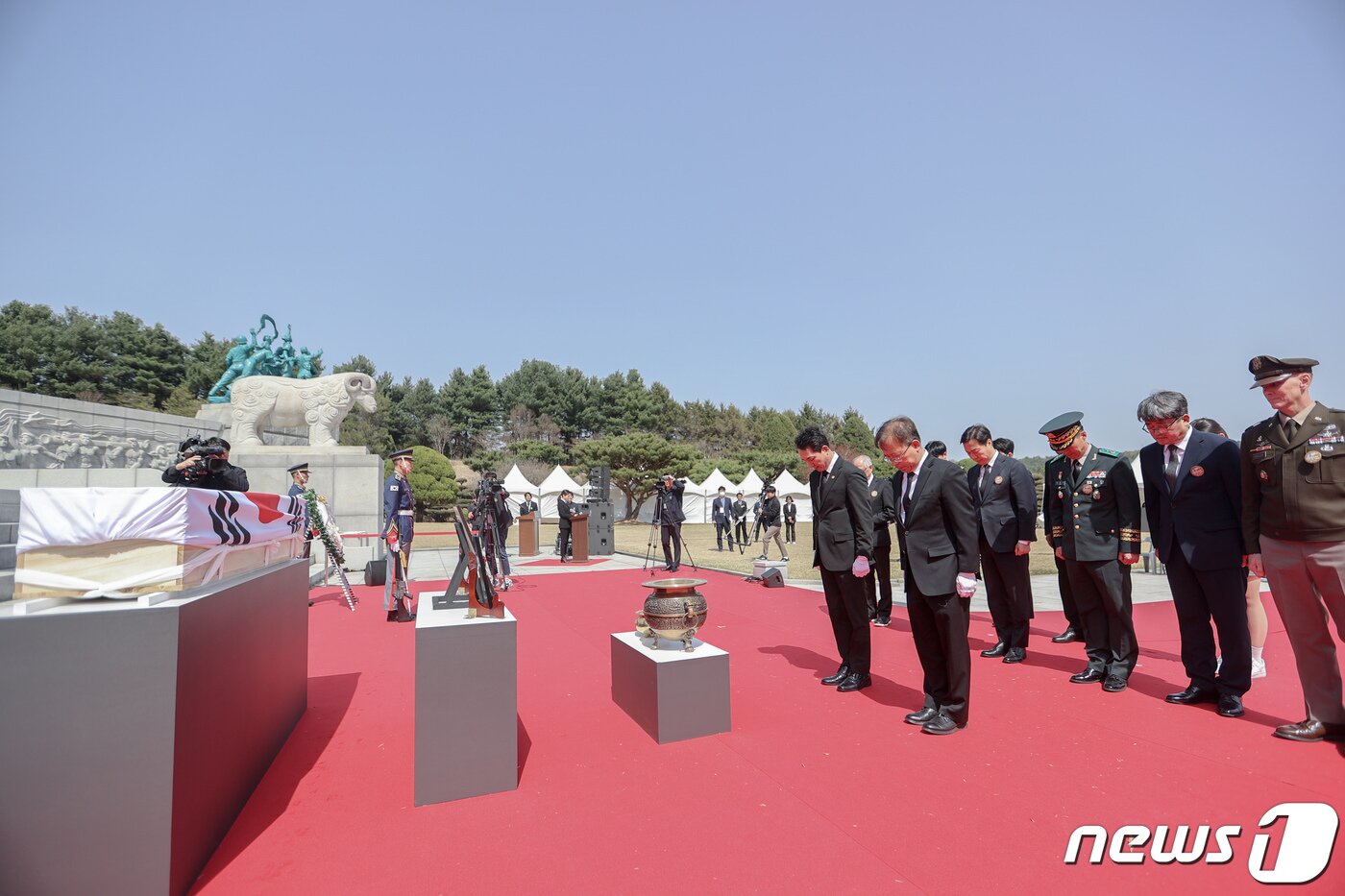 본문 이미지 - 박민식 국가보훈처장이 10일 오후 국립대전현충원에서 열린 순국 100년 황기환 애국지사 유해봉환식에서 참석자들과 묵념하고 있다. (국가보훈처 제공) 2023.4.10/뉴스1