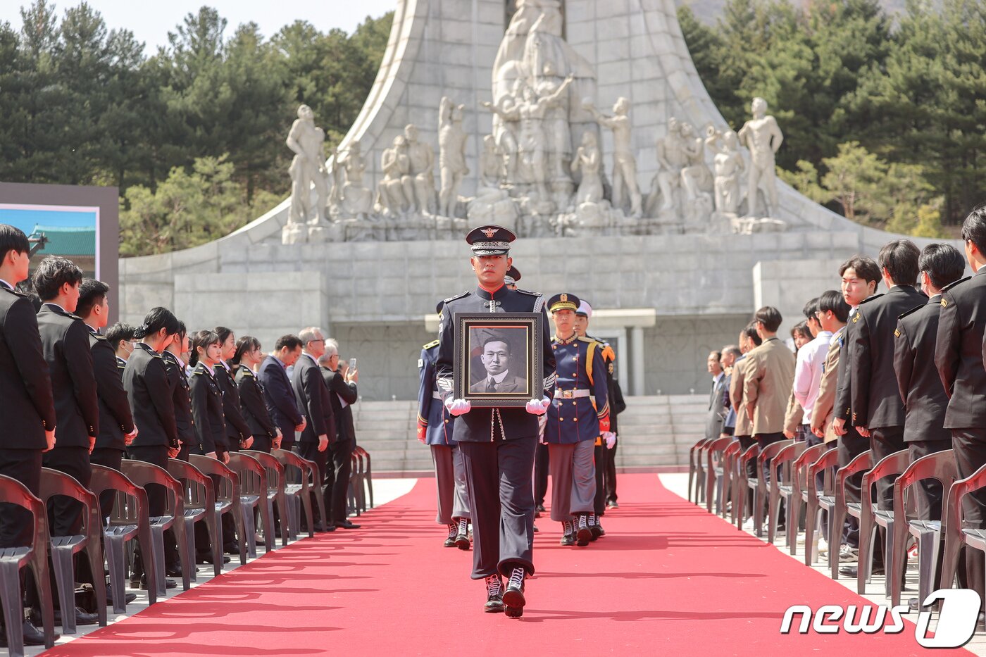 본문 이미지 - 10일 오후 국립대전현충원에서 열린 순국 100년 황기환 애국지사 유해봉환식에서 국방부 의장대가 황기환 지사 유해봉송을 하고 있다.  (국가보훈처 제공) 2023.4.10/뉴스1