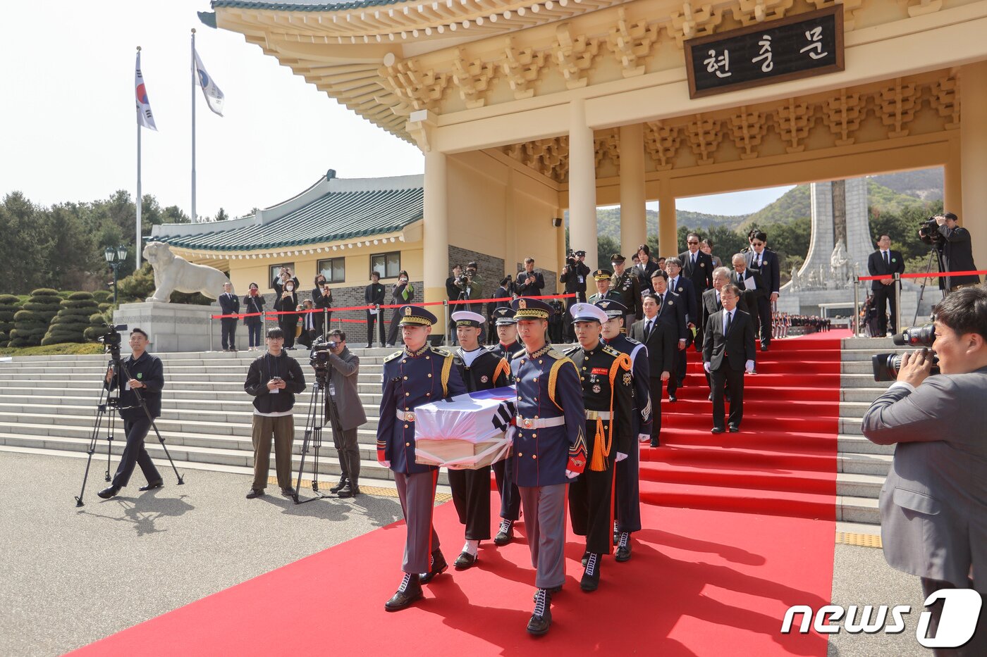 본문 이미지 - 10일 오후 국립대전현충원에서 열린 순국 100년 황기환 애국지사 유해봉환식에서 국방부 의장대가 황기환 지사 유해봉송을 하고 있다. (국가보훈처 제공) 2023.4.10/뉴스1