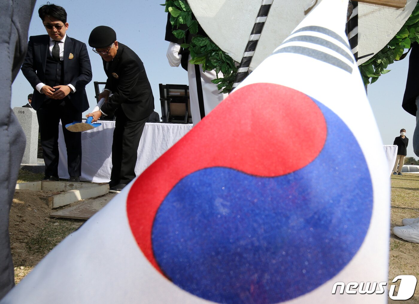 본문 이미지 - 10일 오후 대전 유성구 국립대전현충원 독립유공자 7묘역에서 황기환 애국지사 유해 안장식이 거행되고 있다. 2023.4.10/뉴스1 ⓒ News1 김기태 기자