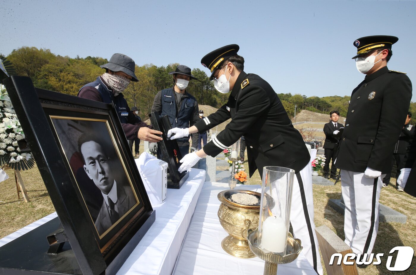 본문 이미지 - 10일 오후 대전 유성구 국립대전현충원 독립유공자 7묘역에서 황기환 애국지사 유해 안장식이 거행되고 있다. 2023.4.10/뉴스1 ⓒ News1 김기태 기자