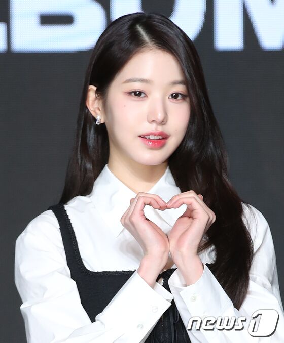 갑작스러운 접근에 물러난 장원영의 잘못? "맘카페 과도한 지적" 의견도 [N이슈] - 뉴스1