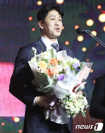 본문 이미지 - 김종민 한국도로공사 감독이 10일 서울 용산구 그랜드하얏트 서울 그랜드볼룸에서 열린 2022-2023 프로배구 시상식에서 감독상을 수상해 소감을 말하고 있다. 2023.4.10/뉴스1 ⓒ News1 허경 기자