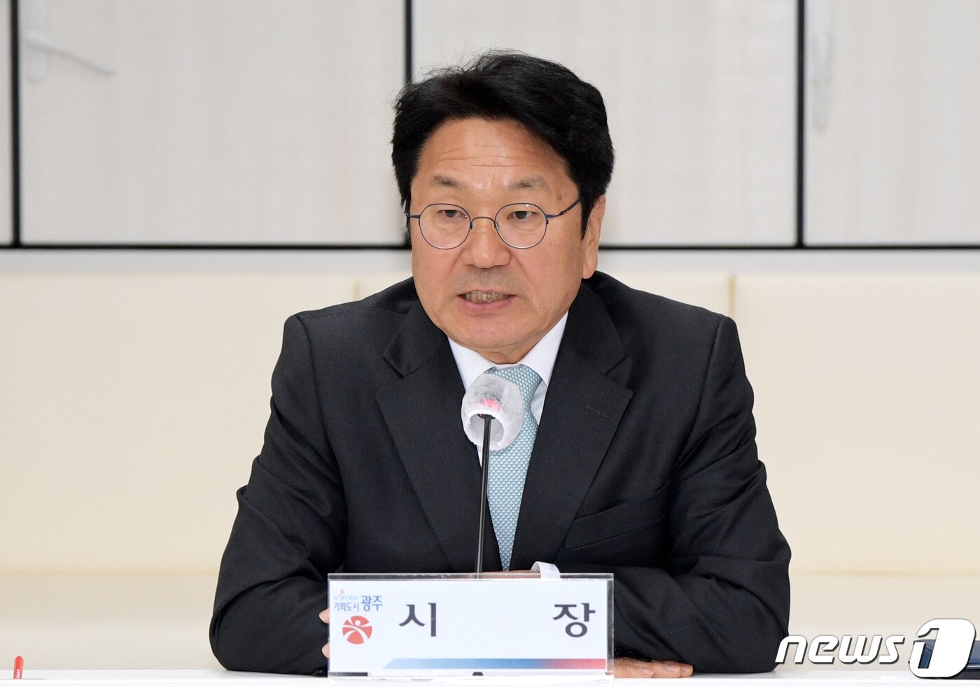 본문 이미지 - 강기정 광주시장이 10일 오전 시청 중회의실에서 제1차 재정전략회의를 주재하고 2024년 국비 확보를 위한 전략 등을 논의하고 있다.(광주시 제공)2023.4.10/뉴스1