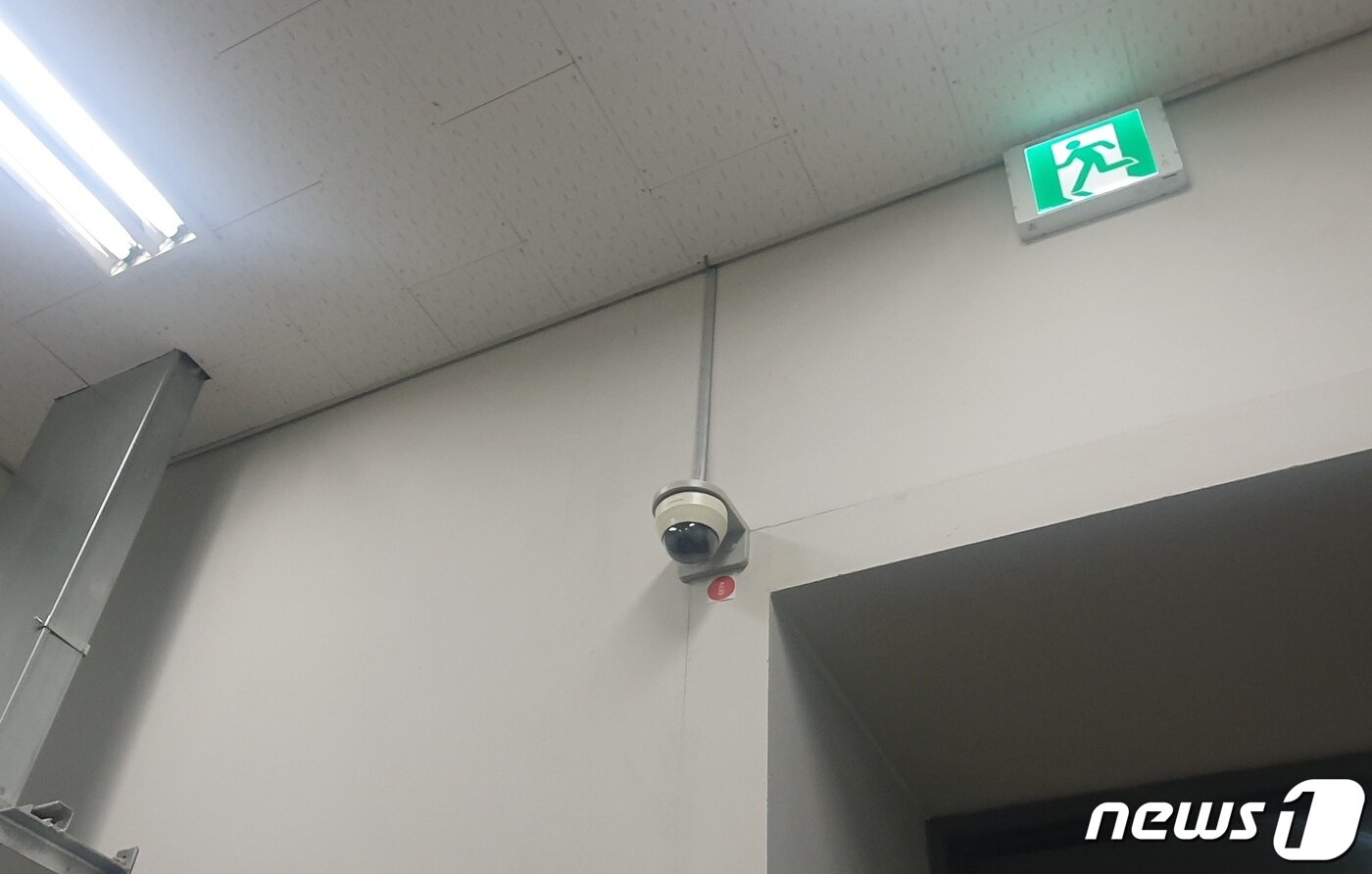 본문 이미지 - 로또복권 추첨기와 추첨공이 보관된 창고 앞에 24시간 작동하는 CCTV가 설치돼있다./뉴스1 ⓒ News1 최현만 기자