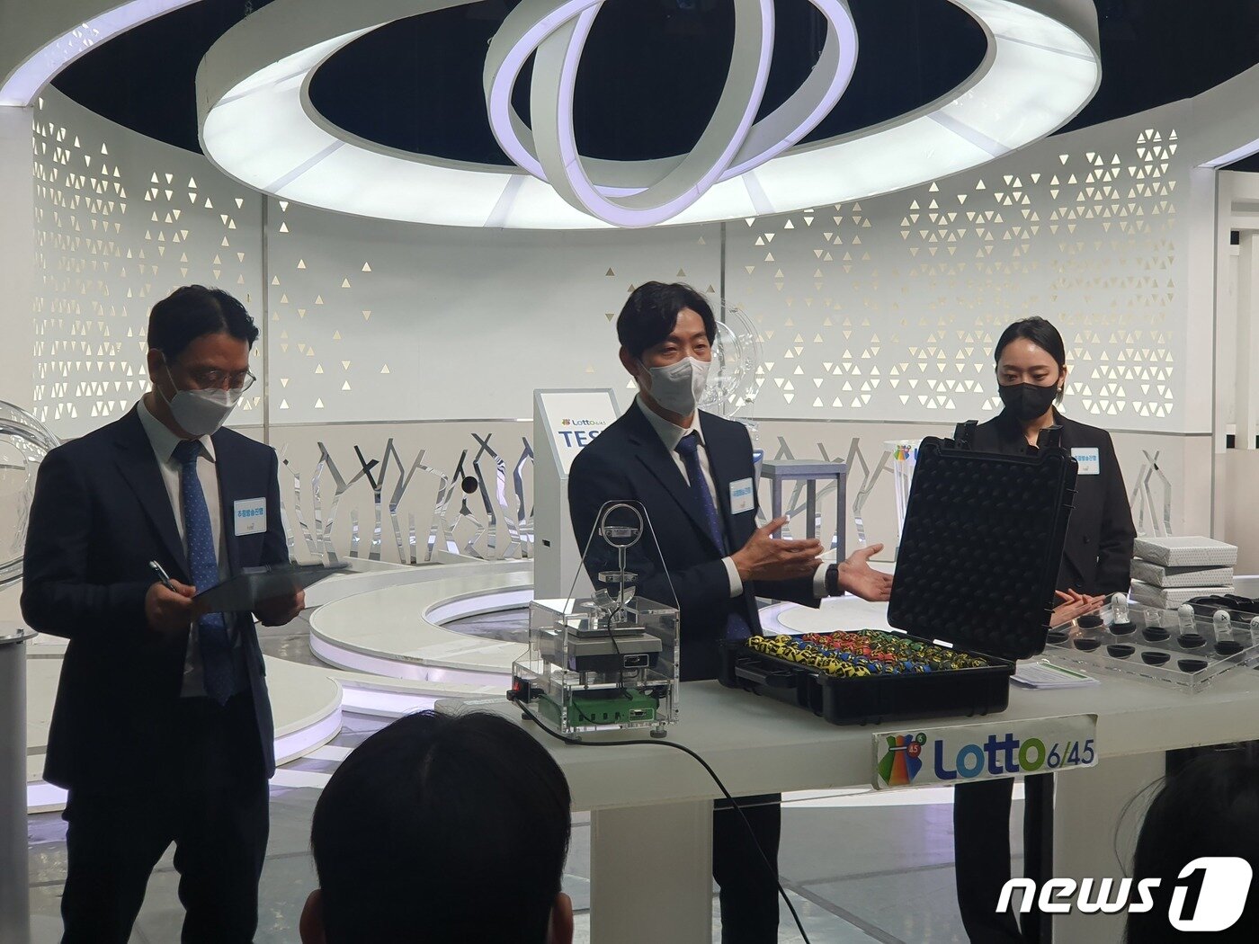 본문 이미지 - 로또복권 추첨공의 무게 및 둘레 측정 방법을 설명하는 동행복권 직원./뉴스1 ⓒ News1 최현만 기자