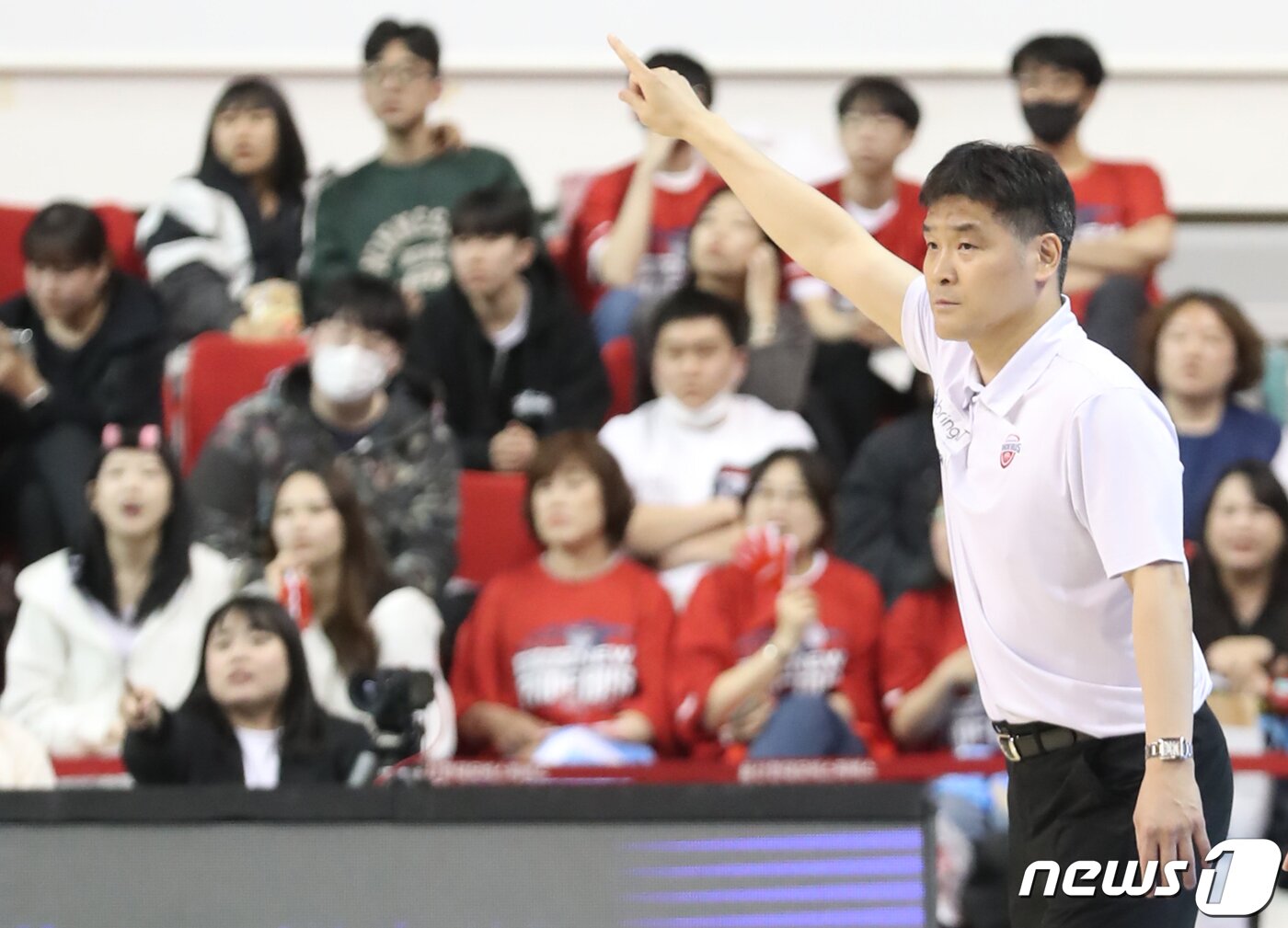 본문 이미지 - 10일 오후 울산 동천체육관에서 열린 'SKT 에이닷 프로농구 2022-2023 KBL' 6강 플레이오프 5차전 울산 현대모비스와 고양 캐롯의 경기에서 현대모비스 조동현 감독이 작전 지시를 하고 있다. 2023.4.10/뉴스1 ⓒ News1 조민주 기자