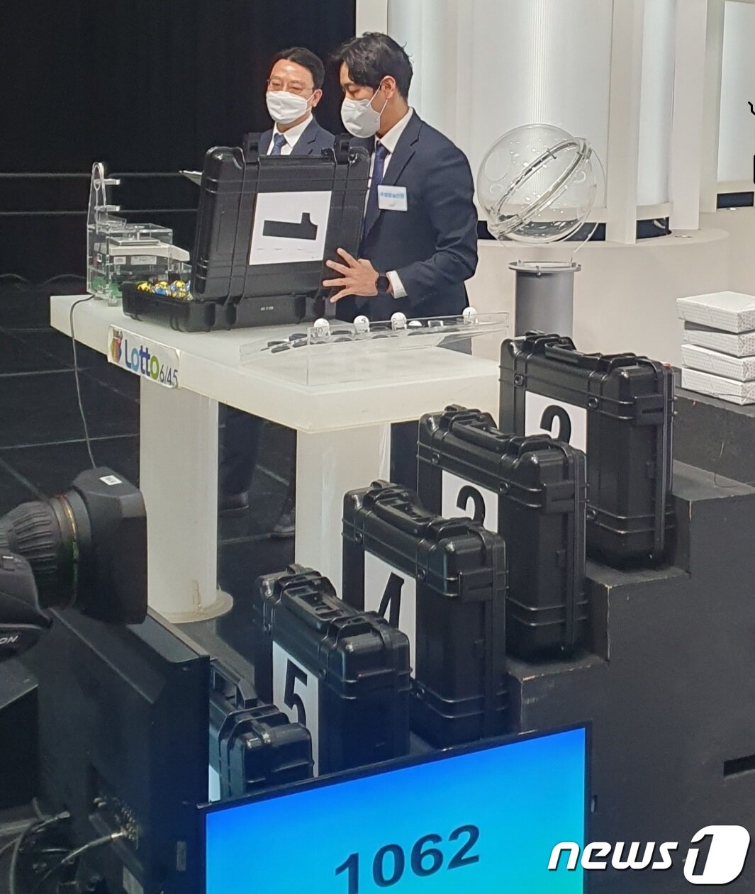 본문 이미지 - 로또복권 추첨공이 들어있는 가방들/뉴스1 ⓒ News1 최현만 기자