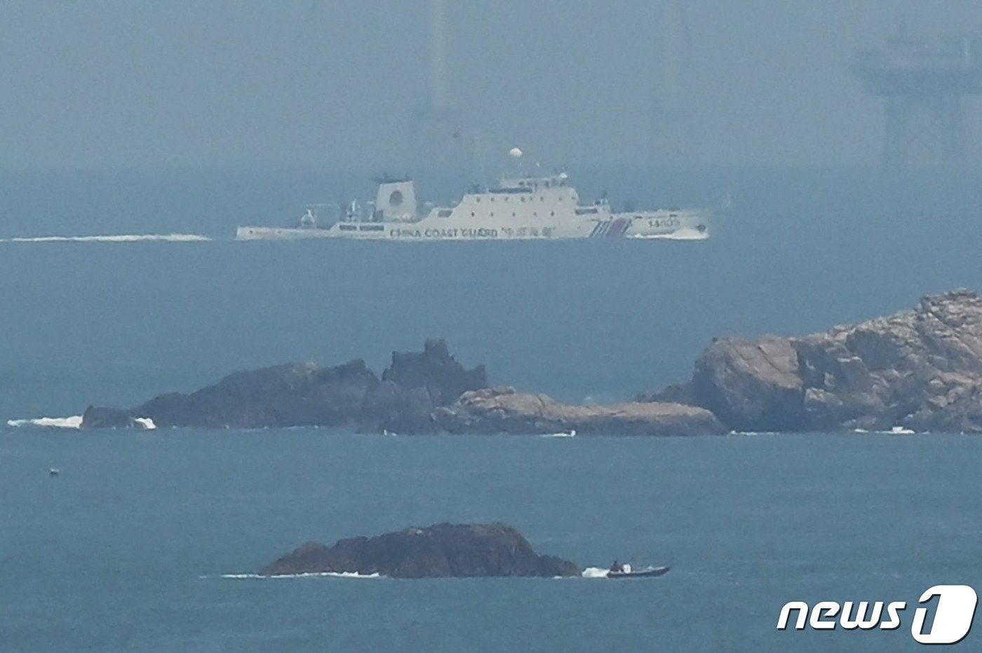 본문 이미지 - 10일(현지시간) 차이잉원 대만 총통과 케빈 매카시 미국 하원의장의 회동에 반발한 중국 해안 경비함이 대만과 인접한 푸젠성 푸저우의 핑탄섬 해상에서 정찰을 하고 있다. ⓒ AFP=뉴스1 ⓒ News1 우동명 기자
