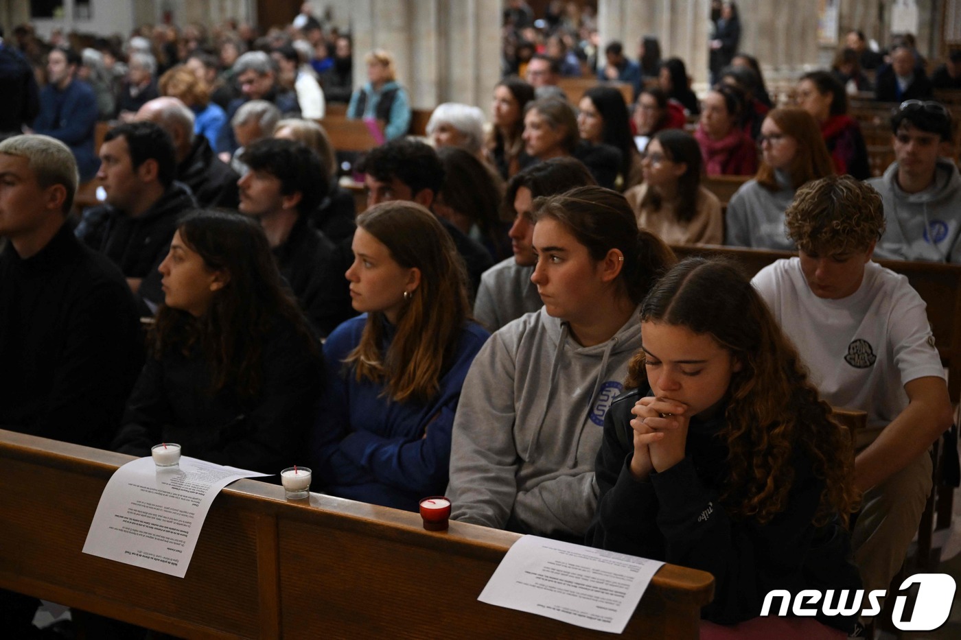 (마르세유 AFP=뉴스1) 김성식 기자 = 10일(현지시간) 프랑스 남부 마르세유 에글리스 생미셸 성당에서 시민들이 아파트 붕괴 사고 사망자를 추모하고 있다. 2023.04.10. …