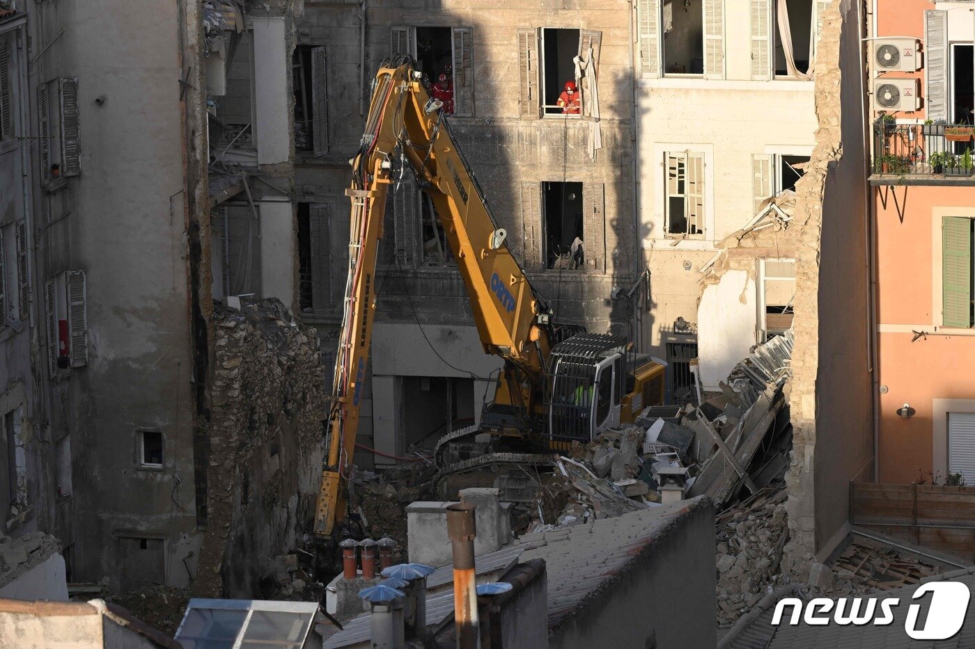 본문 이미지 - 10일(현지시간) 프랑스 마르세유 아파트 붕괴 현장에서 굴삭기 한 대가 잔해를 정리하고 있다. 2023.04.10. ⓒ AFP=뉴스1 ⓒ News1 김성식 기자