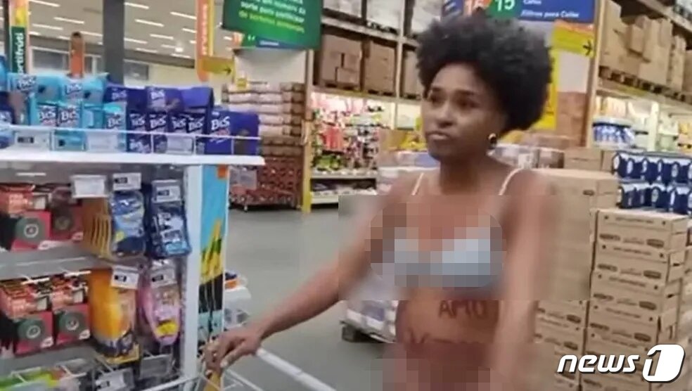 본문 이미지 - 카르푸 체인 매장에서 속옷만 입고 시위를 벌이는 이사벨의 모습. &#40;G1 갈무리&#41;