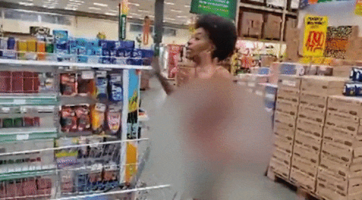 본문 이미지 - 카르푸 체인 매장에서 속옷만 입고 시위를 벌이는 이사벨의 모습. &#40;G1 갈무리&#41;