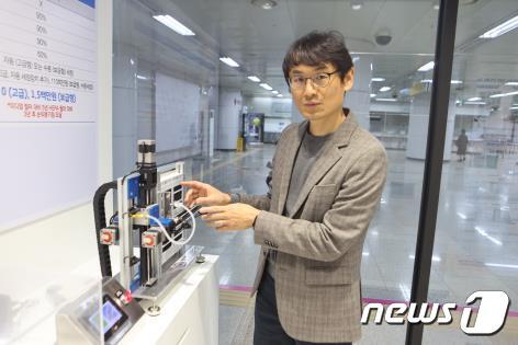 본문 이미지 - 한국기계연구원 김학준 책임연구원이 대전도시철도 대전역에 마련된 ‘초미세먼지 Zero 리빙랩’에서 기술 설명을 하고 있다.(기계연 제공)