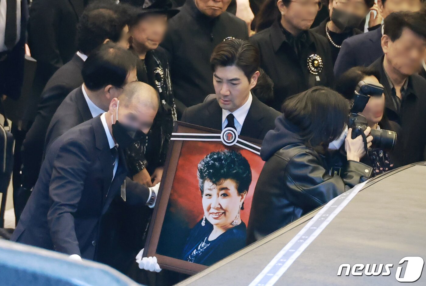 본문 이미지 - 현미의 조카이자 배우 한상진이 11일 오전 서울 동작구 중앙대학교병원 장례식장에서 엄수된 고(故) 현미의 발인식에서 고인의 영정을 들고 운구차로 향하고 있다. (공동취재) ⓒ News1 권현진 기자