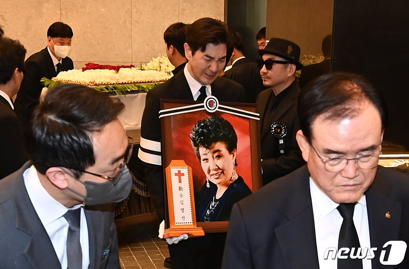 본문 이미지 - 현미의 조카이자 배우 한상진이 11일 오전 서울 동작구 중앙대학교병원 장례식장에서 엄수된 고(故) 현미의 발인식에서 고인의 영정과 위패를 들고 운구차로 향하고 있다. ⓒ News1 권현진 기자