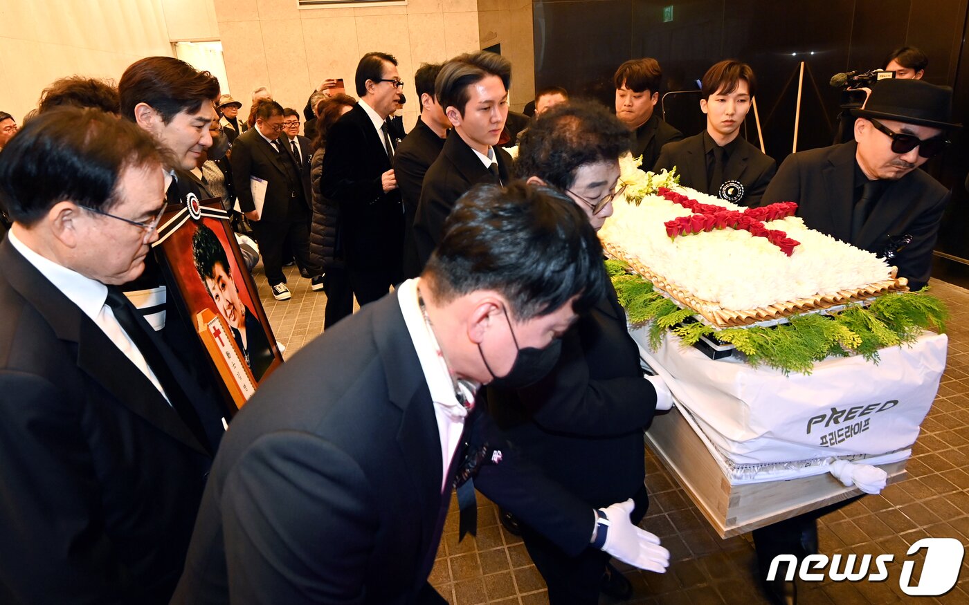 본문 이미지 - 11일 오전 서울 동작구 중앙대학교병원 장례식장에서 엄수된 고(故) 현미의 발인식에서 고인이 운구차로 향하고 있다. (공동취재) ⓒ News1 권현진 기자