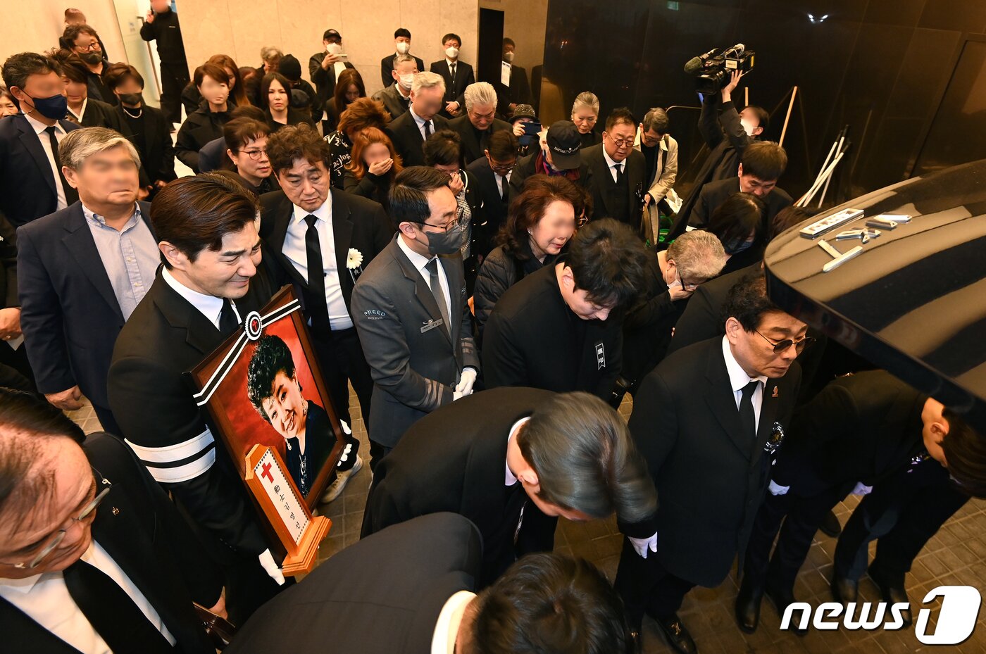 본문 이미지 - 11일 오전 서울 동작구 중앙대학교병원 장례식장에서 엄수된 고(故) 현미의 발인식에서 가족들과, 동료, 선후배 들이 고인에게 인사하고 있다.  ⓒ News1 권현진 기자