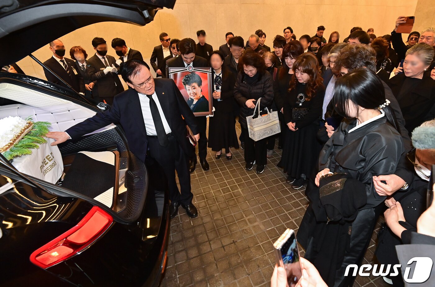 본문 이미지 - 11일 오전 서울 동작구 중앙대학교병원 장례식장에서 엄수된 고(故) 현미의 발인식에서 유가족과,동료 선후배들이 고인과 인사를 나누고 있다.  ⓒ News1 권현진 기자