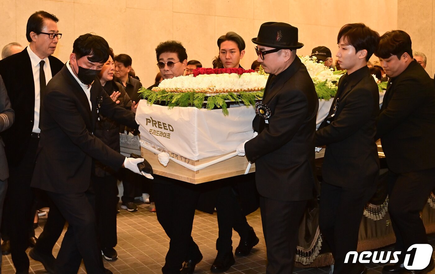 본문 이미지 - 11일 오전 서울 동작구 중앙대학교병원 장례식장에서 엄수된 고(故) 현미의 발인식에서 고인이 운구차로 향하고 있다. (공동취재) ⓒ News1 권현진 기자