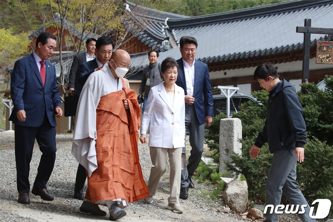 11일 오전 박근혜 전 대통령이 대구 동구 팔공총림 동화사를 찾아 주지 능종 스님과 차담을 나누기 위해 사찰음식체험관으로 향하고 있다. 2023.4.11/뉴스1 ⓒ News1 공정식 기자