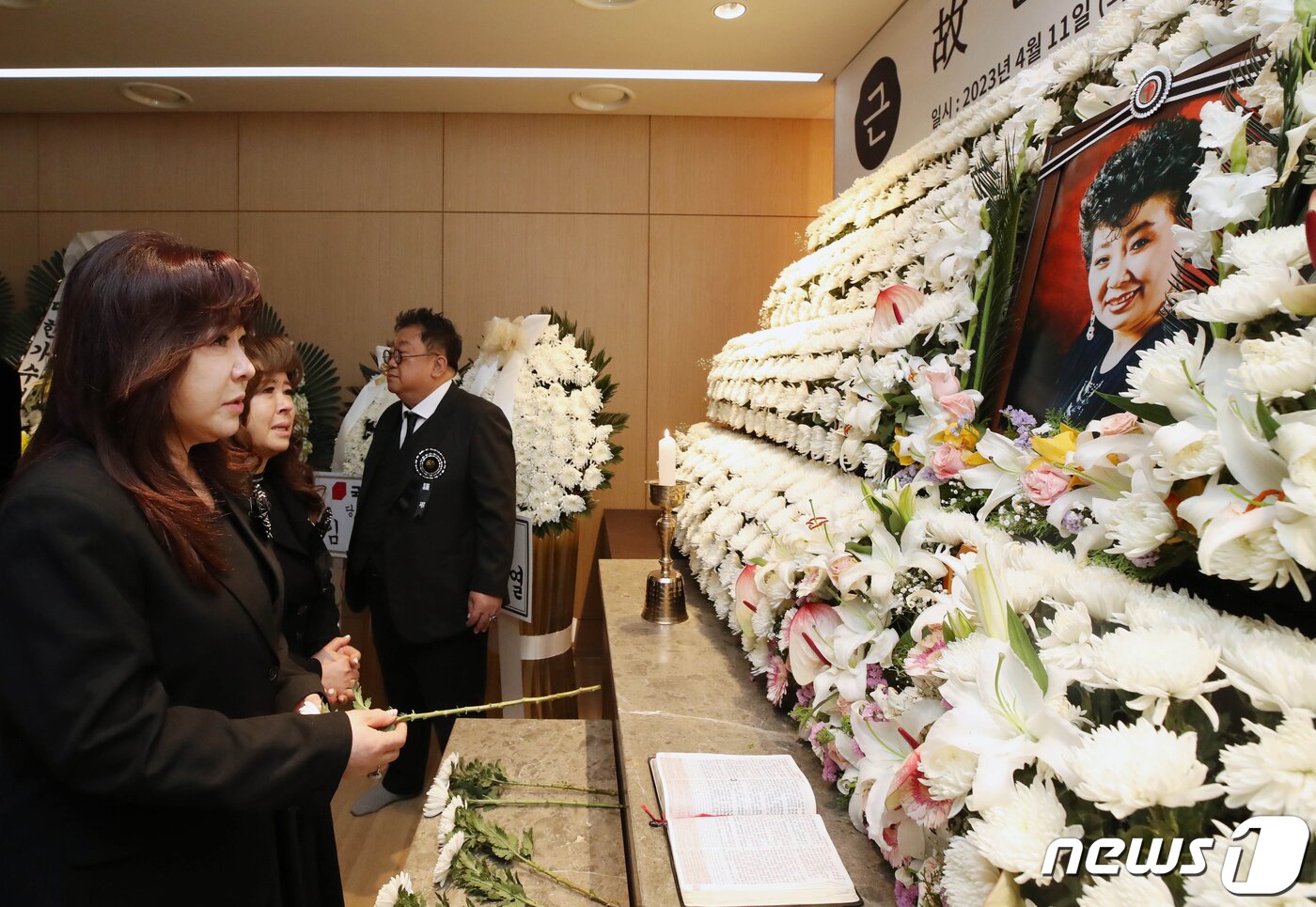 본문 이미지 - 11일 오전 서울 동작구 중앙대학교병원 장례식장에서 엄수된 고(故) 현미의 영결식에서 조카인 노사연, 노사봉 자매가 헌화를 하며 고인과 인사를 나누고 있다. (공동취재) ⓒ News1 권현진 기자