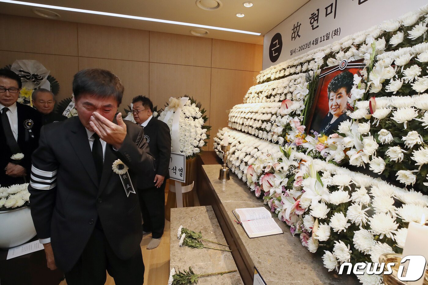 본문 이미지 - 11일 오전 서울 동작구 중앙대학교병원 장례식장에서 엄수된 고(故) 현미의 영결식에서 아들 이영준 씨가 헌화를 하며 고인과 인사를 나누고 있다. (공동취재) ⓒ News1 권현진 기자