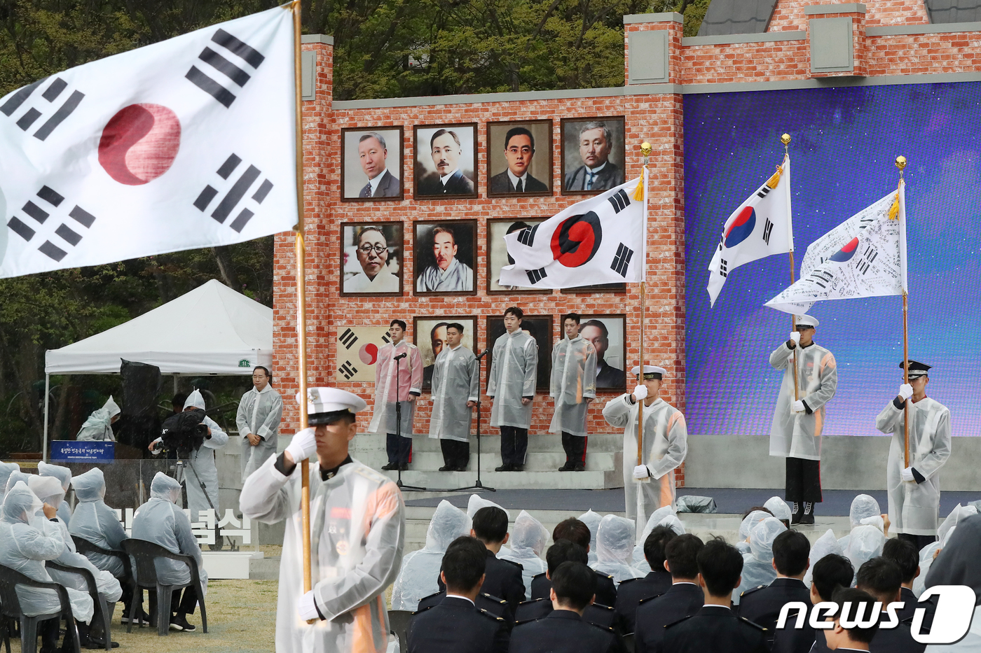 (서울=뉴스1) 민경석 기자 = 11일 오전 서울 서대문구 서대문독립공원에서 열린 '대한민국 임시정부 수립 104주년 기념식'에서 현재의 태극기와 독립운동 당시 사용된 태극기들이 …