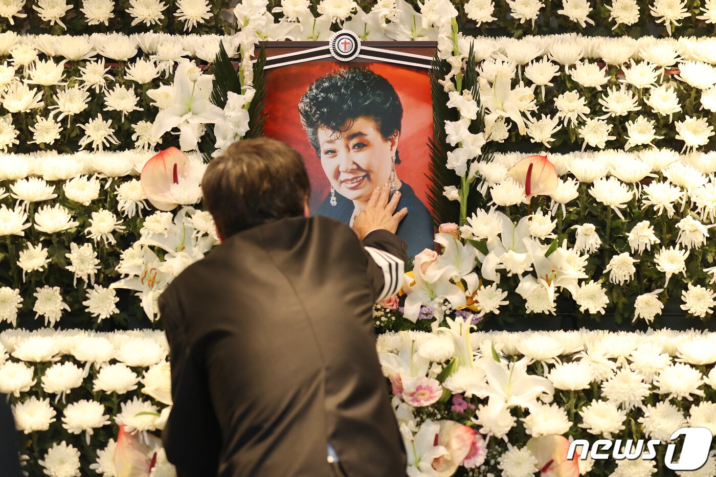 본문 이미지 - 11일 오전 서울 동작구 중앙대학교병원 장례식장에서 엄수된 고(故) 현미의 영결식에서 아들 이영곤 씨가 고인의 영정을 만지고 있다. (공동취재) ⓒ News1 권현진 기자
