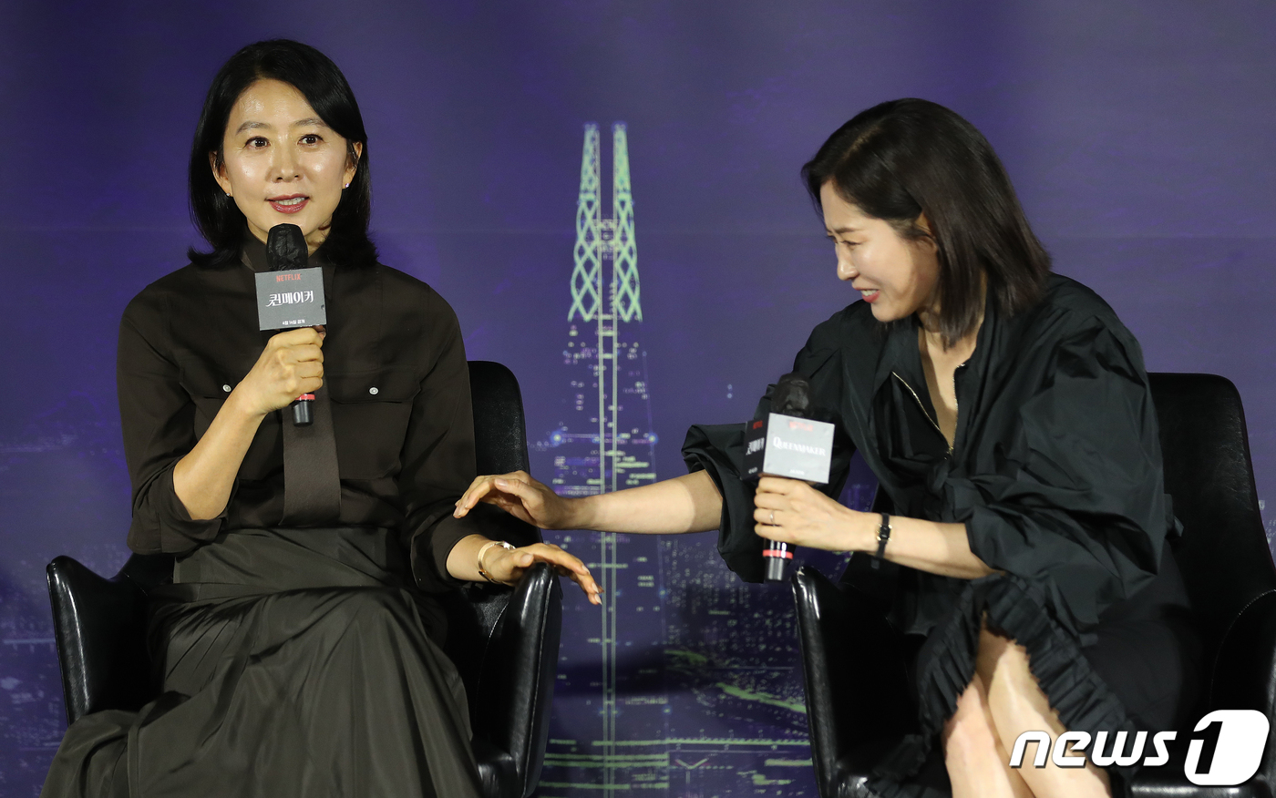 (서울=뉴스1) 김진환 기자 = 배우 김희애가 11일 오전 서울 용산구 CGV 용산아이파크몰에서 열린 넷플릭스 시리즈 ‘퀸메이커’ 제작발표회에 참석해 진행자 질문에 답변하고 있다. …