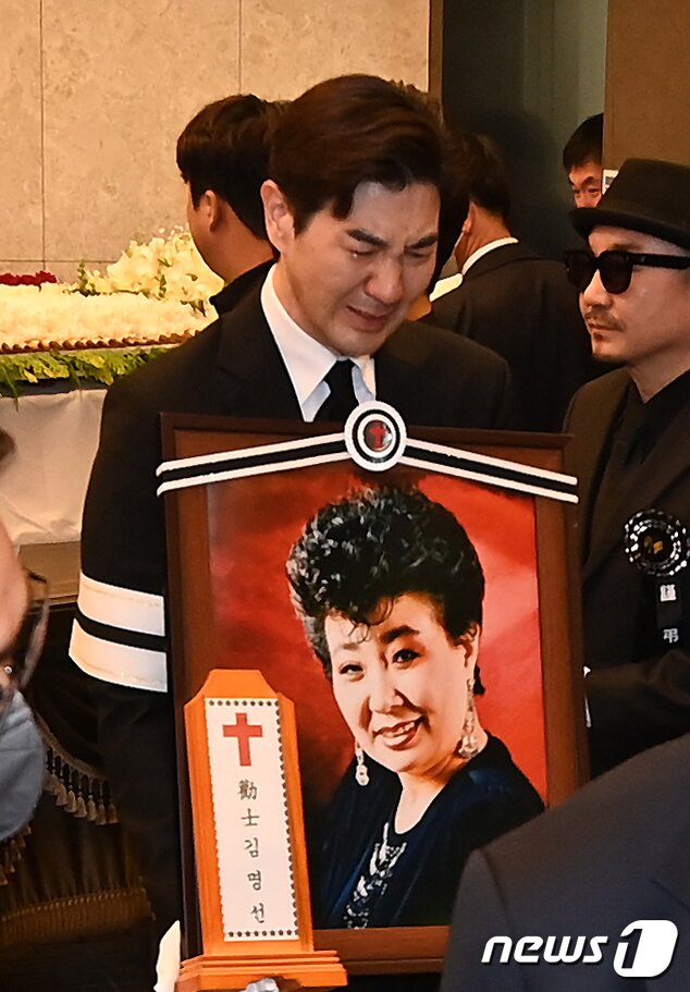 본문 이미지 - 고(故) 가수 현미의 발인식에서 조카 한상진이 눈물을 흘리고 있다. ⓒ News1 사진공동취재단