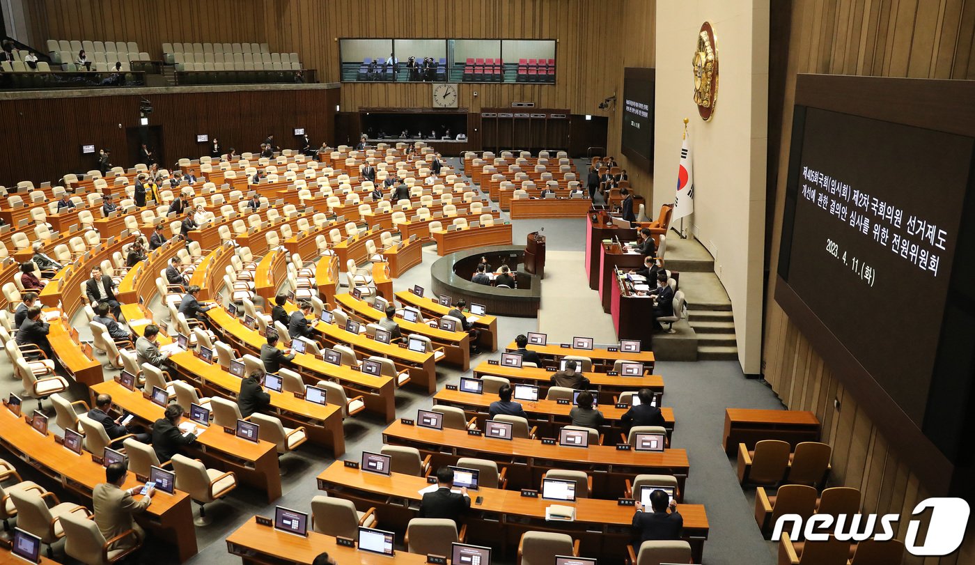 김영주 국회 전원위원장이 11일 오후 서울 여의도 국회에서 열린 제405회국회&#40;임시회&#41; 제2차 국회의원 선거제도 개선에 관한 결의안 심사를 위한 전원위원회를 개회하고 있다. 2023.4.11/뉴스1 ⓒ News1 임세영 기자