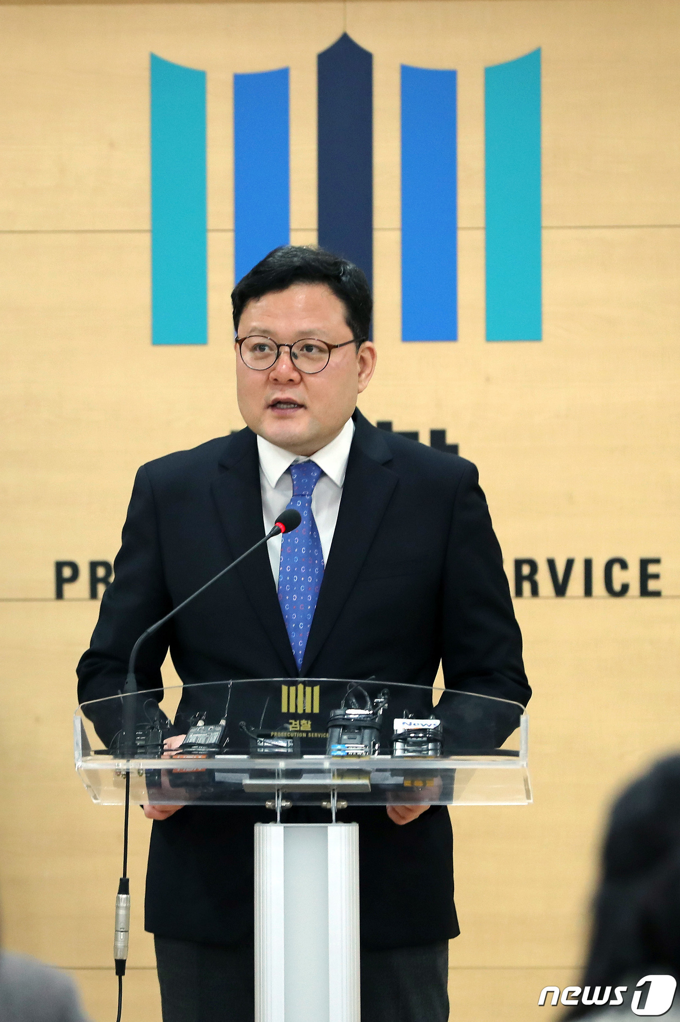 (서울=뉴스1) 이동해 기자 = 허정 2차장검사가 11일 오후 서울 양천구 남부지방검찰청 브리핑룸에서 코인거래소 상장 비리 및 코인시장조작 관련 중간수사결과를 발표하고 있다. 20 …