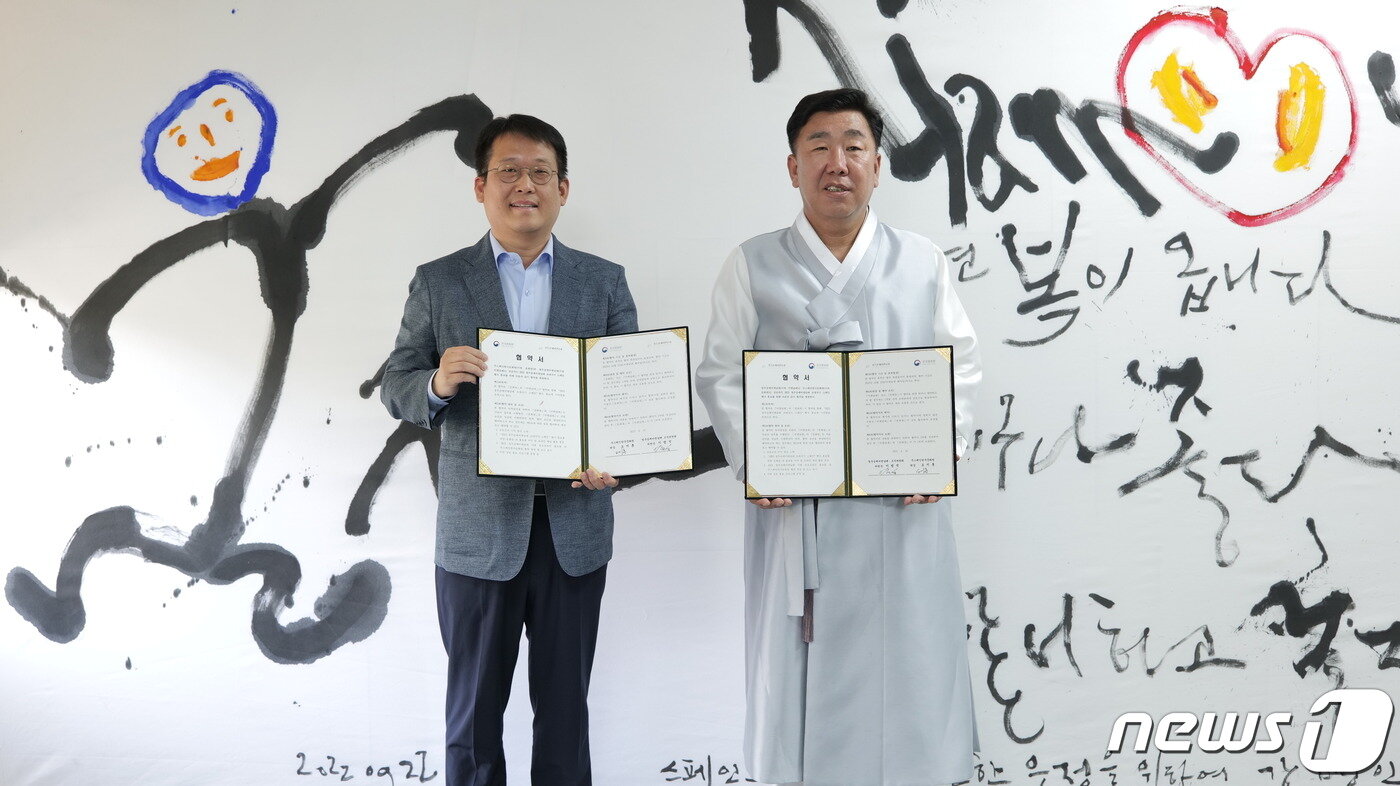 본문 이미지 - 이범석 충북 청주시장(오른쪽)이 10일(현지시각) 스페인 마드리드에서 오지훈 주스페인한국문화원장에게 청주공예비엔날레 홍보대사 위촉장을 전달하고 있다.(청주시 제공).2023.4.11/뉴스1