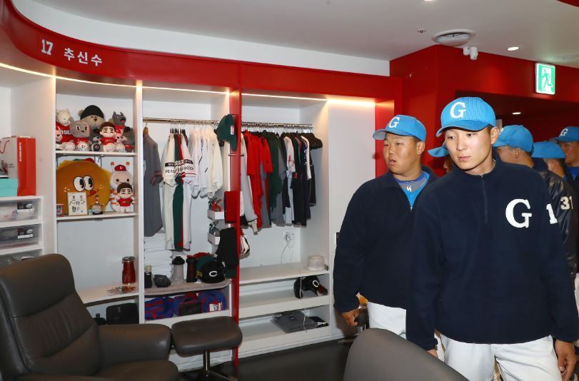 본문 이미지 - SSG랜더스필드 내 라커룸을 둘러보고 있는 강릉고 선수들,. (SSG 랜더스 제공) 