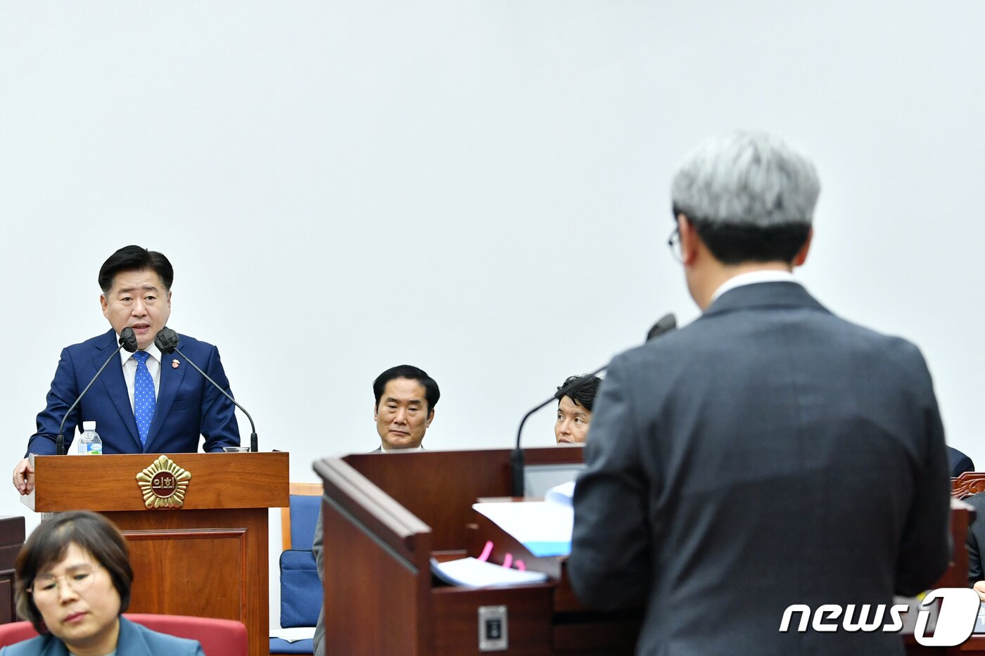 본문 이미지 - 11일 제415회 2차 본회의 도정질문에서  오영훈 지사가 김황국 부의장의 질문에 답변하고 있다(제주도의회 제공)ⓒ News1 