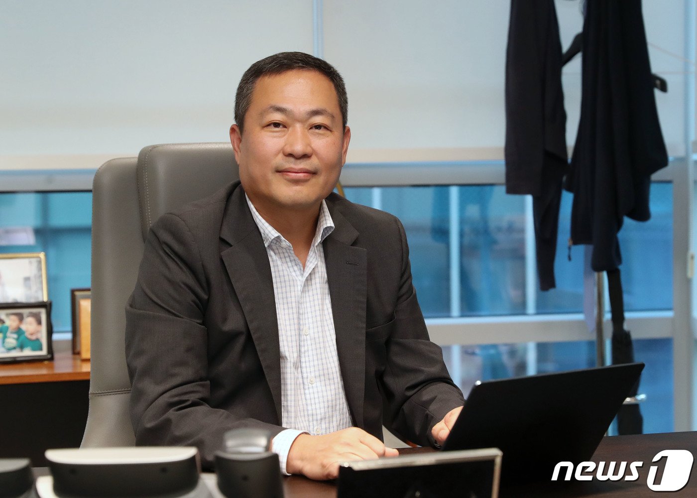 본문 이미지 - 성상엽 벤처기업협회 회장이 11일 오후 경기 성남시 분당구 아이디스타워에 위치한 사무실에서 열린 인터뷰에 앞서 포즈를 취하고 있다. 2023.4.11/뉴스1 ⓒ News1 김영운 기자