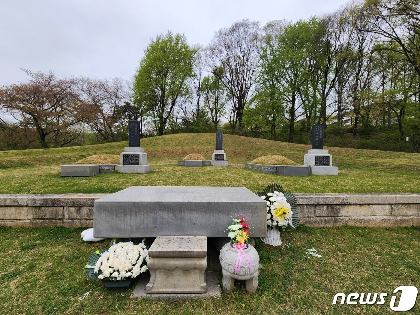 본문 이미지 -  임시정부 요인 묘역. 2023.4.11/뉴스1 ⓒ News1 유민주 기자