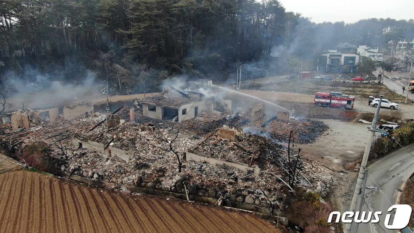 본문 이미지 - 강원도 강릉시 난곡동 한 야산에서 산불이 발생한 11일 오후 강릉시 저동 주택가가 화재로 전소돼 있다. 2023.4.11/뉴스1 ⓒ News1 박세연 기자