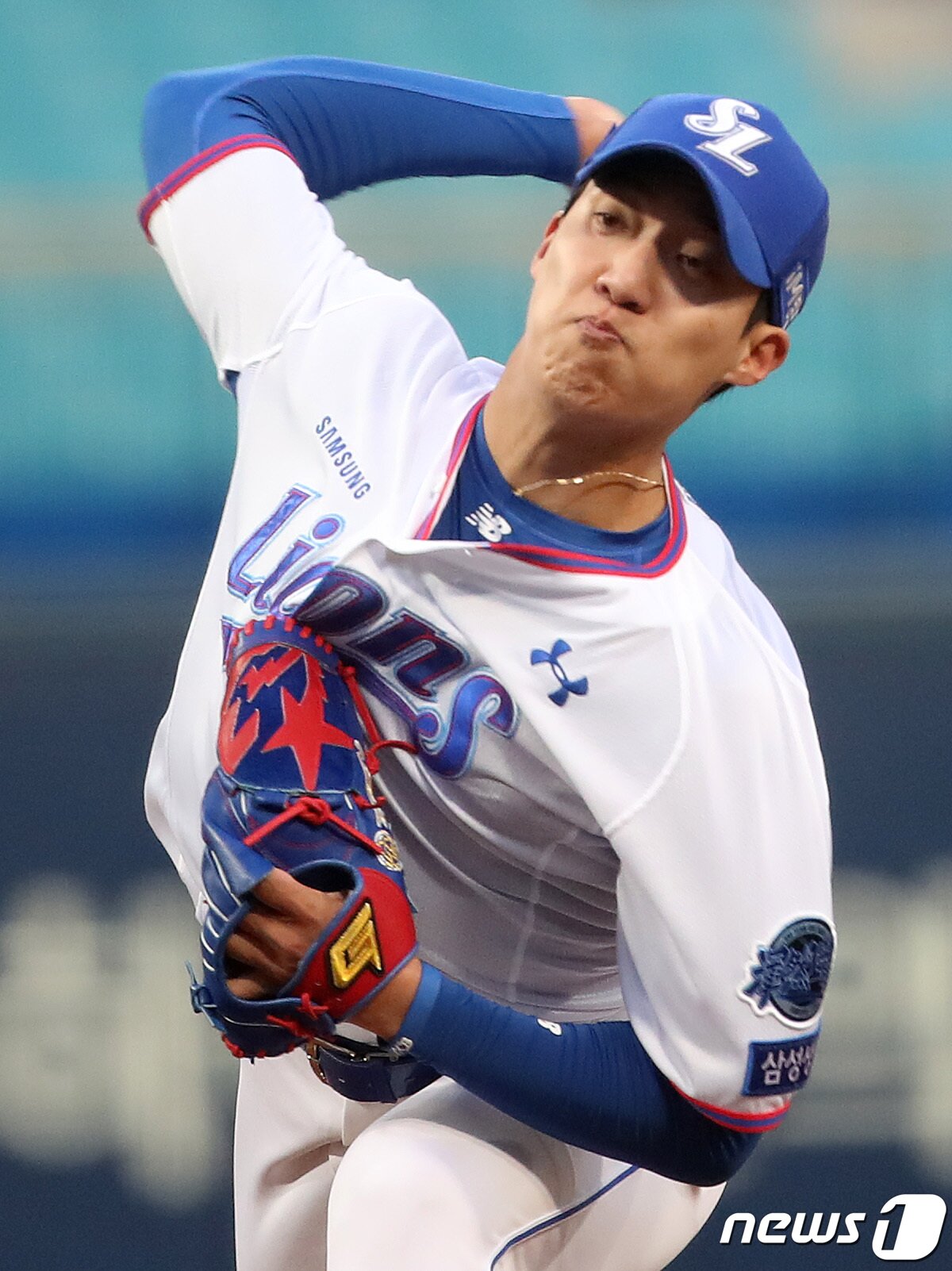 본문 이미지 - 11일 오후 대구 삼성라이온즈파크에서 열린 프로야구 '신한은행 SOL 2023 KBO리그' SSG 랜더스와 삼성 라이온즈의 경기, 1회초 삼성 선발 원태인이 역투하고 있다. 2023.4.11/뉴스1 ⓒ News1 공정식 기자