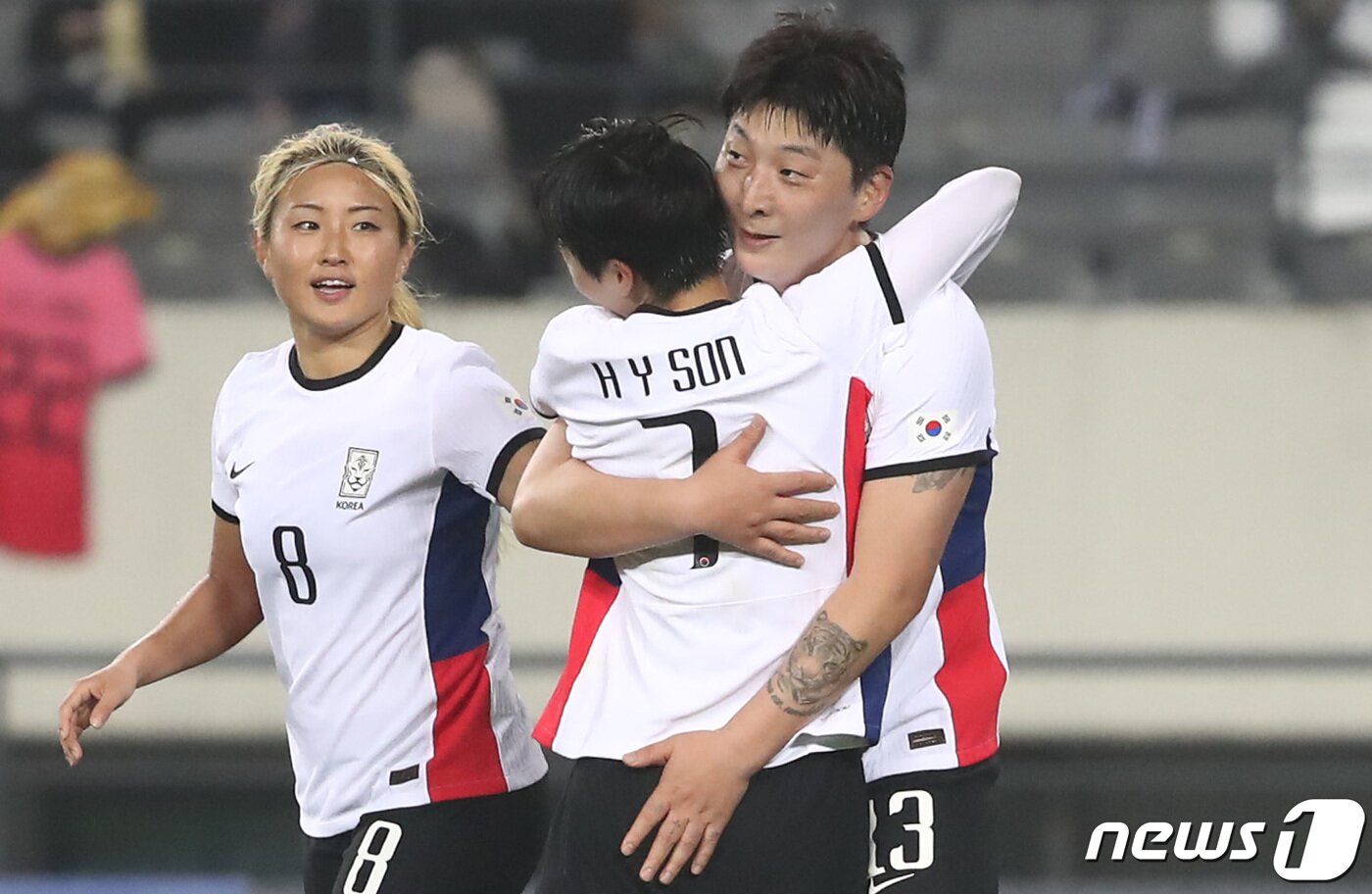 본문 이미지 - 여자 축구 국가대표 박은선이 11일 오후 경기 용인미르스타디움에서 열린 '신세계 이마트 초청 여자축구국가대표팀 친선경기' 대한민국과 잠비아 2차전 경기에서 득점에 성공한 뒤 동료와 기쁨을 나누고 있다. 2023.4.11/뉴스1 ⓒ News1 김민지 기자