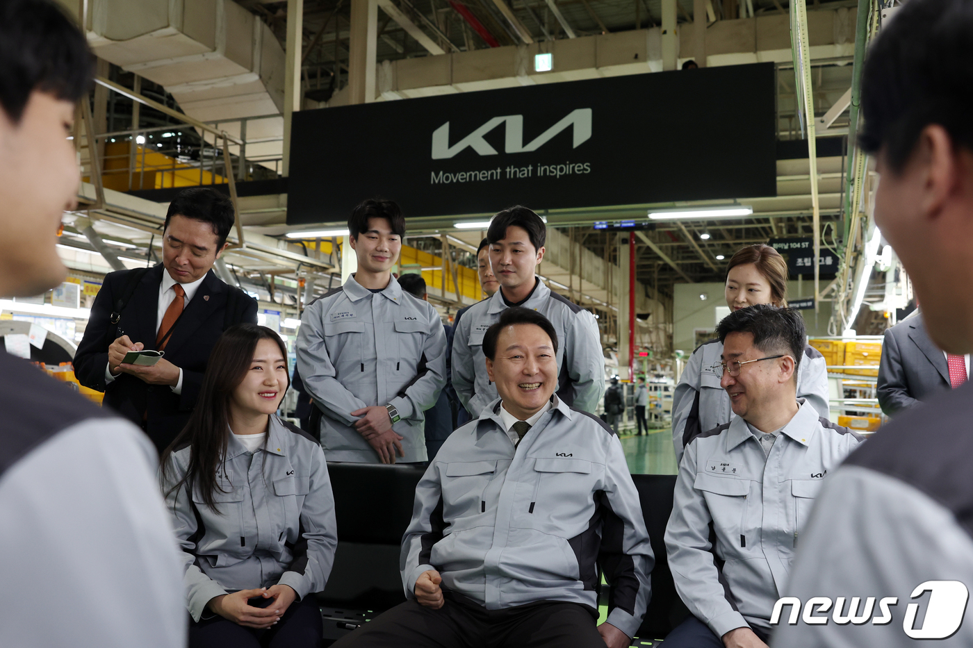 (서울=뉴스1) 안은나 기자 = 윤석열 대통령이 11일 오후 경기 화성시 기아 자동차 공장을 찾아 정의선 현대차그룹 회장, 송호성 기아 대표이사의 설명을 들으며 3공장 생산라인을 …