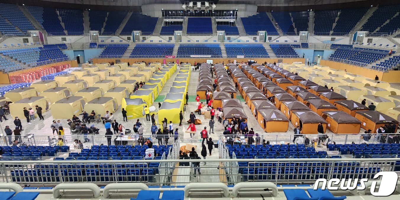 본문 이미지 - 강릉시 난곡동 야산에 화재가 발생한 11일 오후 강릉아이스아레나에 마련된 이재민 대피소에서 이재민들이 밤을 보내고 있다. 2023.4.11/뉴스1 ⓒ News1 박세연 기자