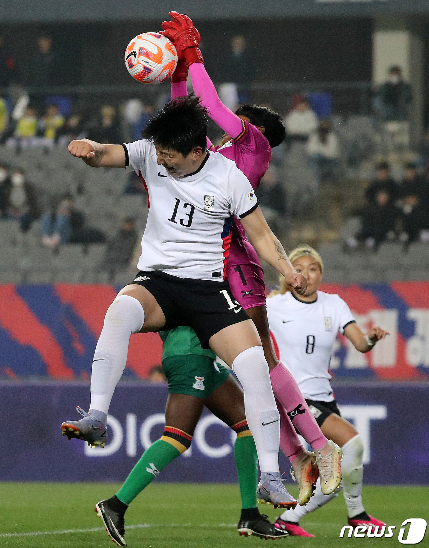 (용인=뉴스1) 김진환 기자 = 11일 오후 경기 용인미르스타디움에서 열린 '신세계 이마트 초청 여자축구국가대표팀 친선경기' 대한민국과 잠비아 2차전 경기, 대한민국 박은선이 후반 …