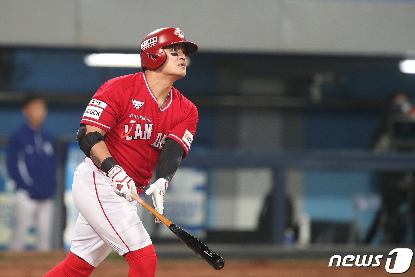 본문 이미지 - 11일 오후 대구 삼성라이온즈파크에서 열린 프로야구 '신한은행 SOL 2023 KBO리그' SSG 랜더스와 삼성 라이온즈의 경기, 5회초 선두타자로 나온 추신수가 우월 솔로홈런을 때린 뒤 타구를 바라보고 있다. 2023.4.11/뉴스1 ⓒ News1 공정식 기자