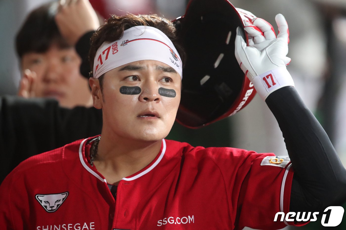 본문 이미지 - 11일 오후 대구 삼성라이온즈파크에서 열린 프로야구 &#39;신한은행 SOL 2023 KBO리그&#39; SSG 랜더스와 삼성 라이온즈의 경기, 5회초 선두타자로 나온 추신수가 우월 솔로홈런을 때린 뒤 더그아웃에서 헬멧을 벗으며 전광판을 바라보고 있다. 2023.4.11/뉴스1 ⓒ News1 공정식 기자