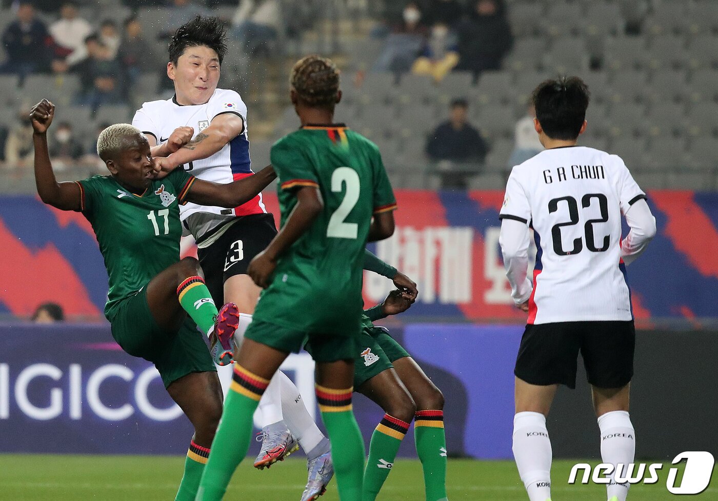 본문 이미지 - 11일 오후 경기 용인미르스타디움에서 열린 '신세계 이마트 초청 여자축구국가대표팀 친선경기' 대한민국과 잠비아 2차전 경기, 대한민국 박은선이 후반 팀의 다섯 번째 골을 성공시키고 있다. 2023.4.11/뉴스1 ⓒ News1 김진환 기자